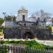 Diego Ponte del Castillot, kaheksandat Quinta Roja markiid, vallooni juurtega (praegune Prantsusmaa) aadlikku keeldusid kirikuisad pühitsetud krüptidesse paigutamast ning armastav ema  rajas pojale mausoleumi. Kui see valmis sai, olid kirikuisad meelt muu