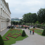 Mirabell Schloss Salzburg. Mirabelli lossi aias laulis kuulus Julie Andrews muusikalis "Helisev muusika". Do-re-mi... laulsid kapten Trappi lapsed just nendel lossi treppidel.